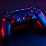 Controle PlayStation com luzes digitais vibrantes